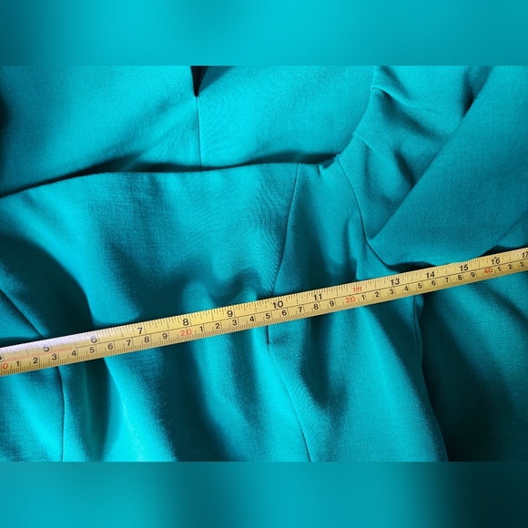 Black Halo Arden Off The Shoulder Dress - Picture 7 of 8